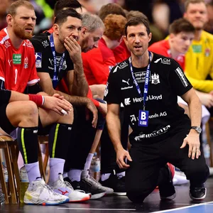 HSVH-Trainer Torsten Jansen (r.) weiß nicht genau, auf welchen Gegner er sein Team vorbereiten soll.