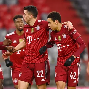 Erleichterung bei den Bayern nach dem 2:1 durch Jamal Musiala (r.)