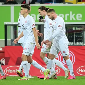 Das Tor von Jackson Irvine zählte nicht, St. Pauli musste sich mit einem 1:1 in Düsseldorf begnügen.