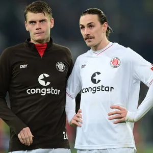Eric Smith (l.) und Jackson Irvine (r.) sind nicht zufrieden.