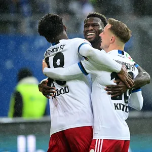 Jubel bei den HSV-Profis Faride Alidou, Bakery Jatta und Sonny Kittel (v.l.)