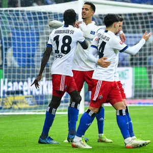 HSV-Profis Robert Glatzel, Bakery Jatta und Ludovit Reis feiern