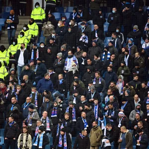 Die Fans von Hansa Rostock beim Auswärtsspiel im Hamburger Volksparkstadion.