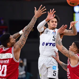 Towers-Spieler Caleb Homesley mit einen Pass
