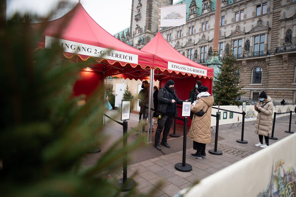 2G-Kontrolle an einem Eingang zum Weihnachtsmarkt auf dem Rathausmarkt.