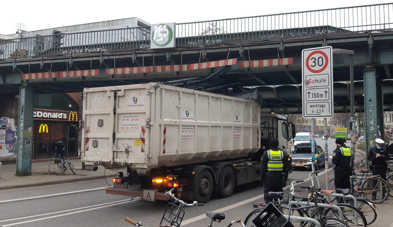 Der Laster der Stadtreinigung blieb unter der Brücke stecken.