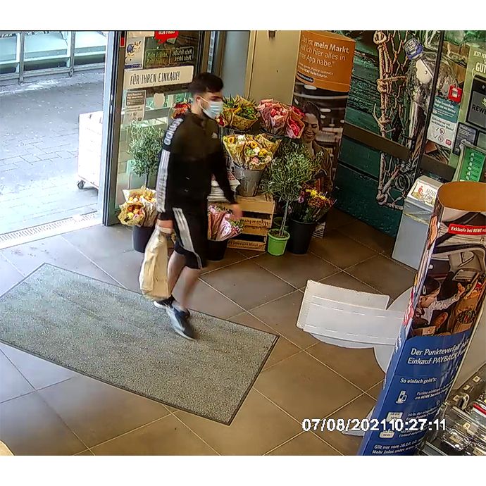 Dieser Mann wurde in der Tiefgarage gesehen und könnte laut Polizei etwas mit der Tat zu tun haben.