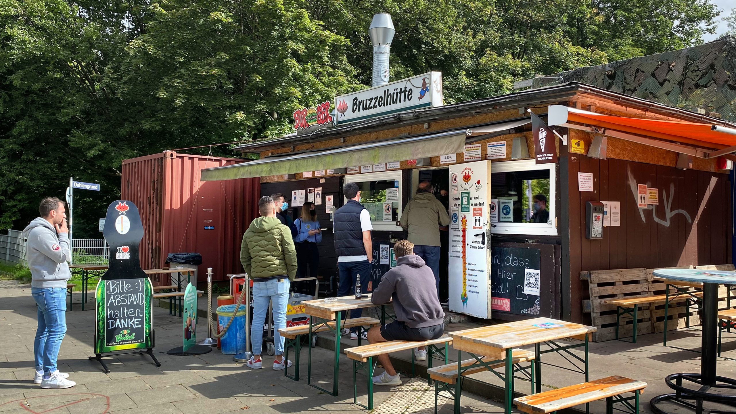 Hamburgs schärfste Currywurst gibt es in der Bruzzelhütte in Eißendorf.