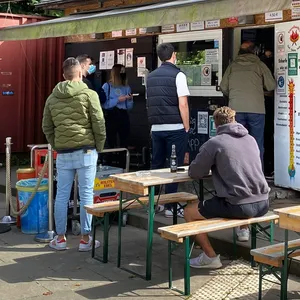 Hamburgs schärfste Currywurst gibt es in der Bruzzelhütte in Eißendorf.