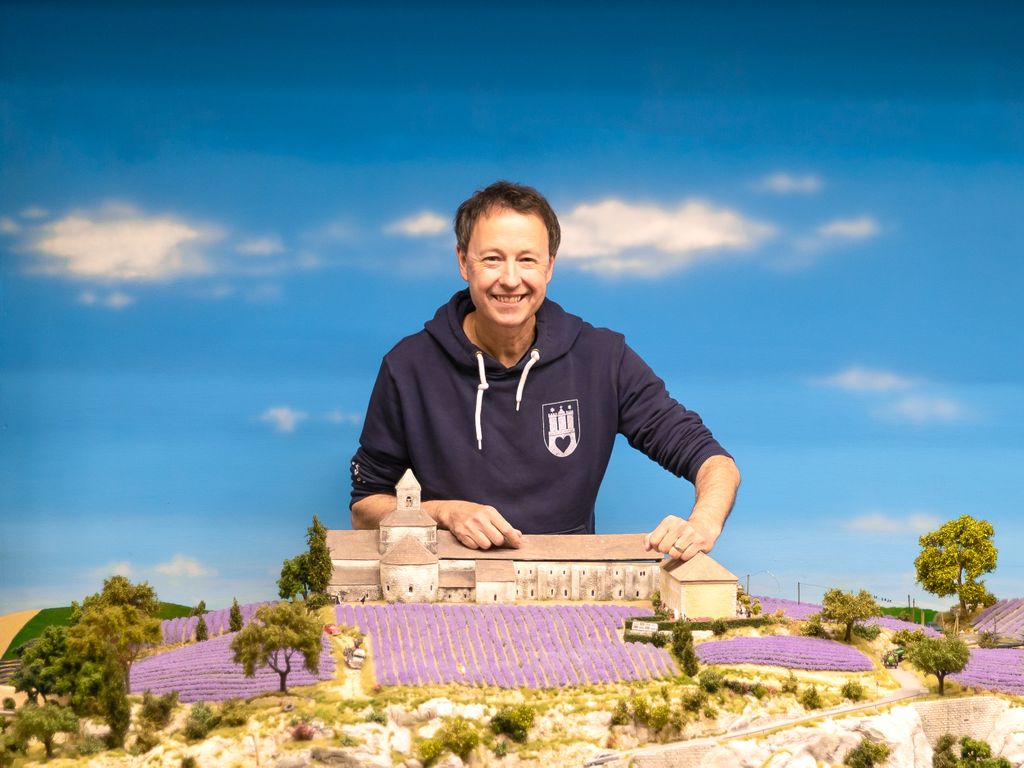 Frederik Braun, einer der Gründer des Miniatur-Wunderlandes. Die Hamburger Touristenattraktion verkauft Pins und Magnete für den guten Zweck.