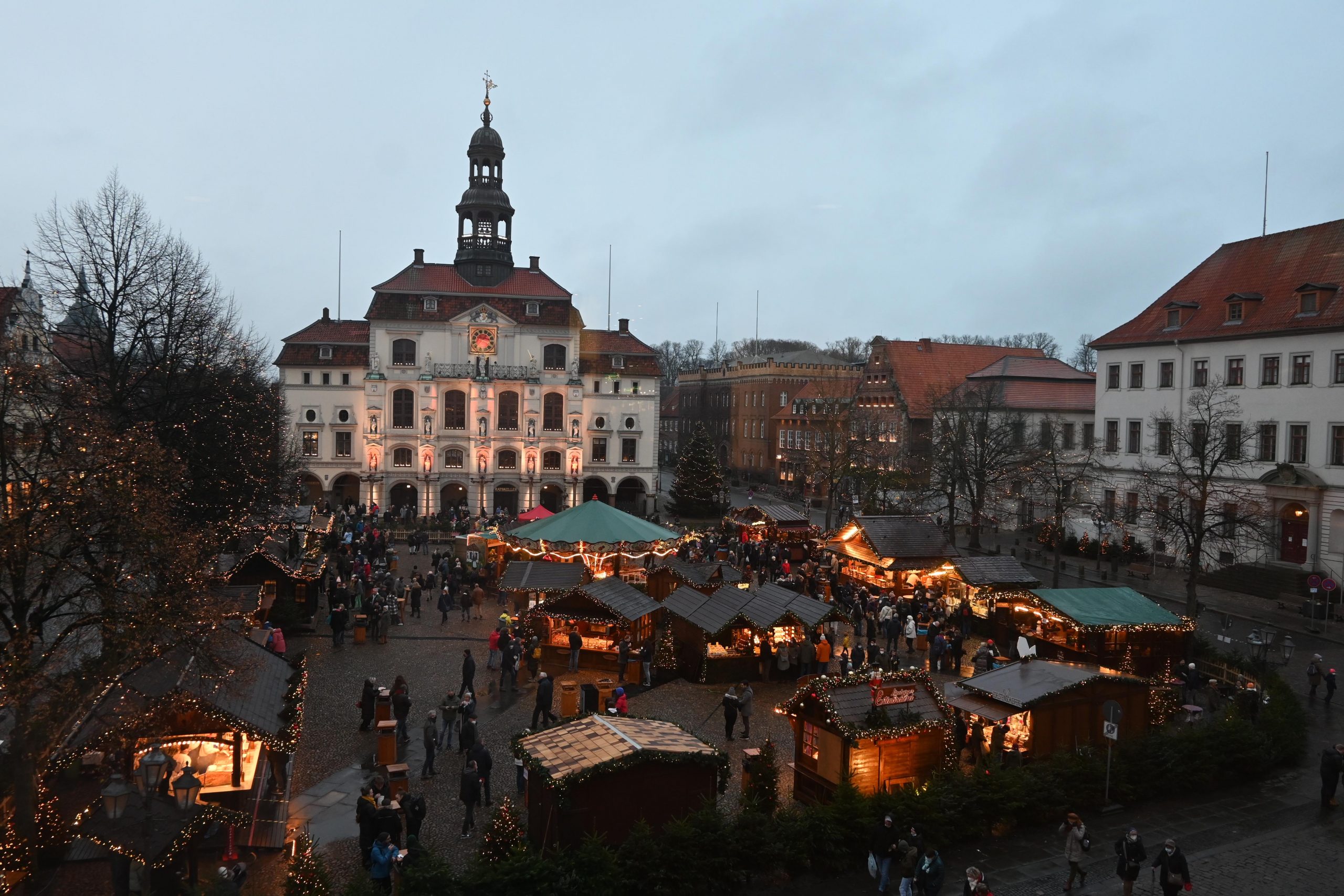 Der Weihnachtsmarkt in Lüneburg vor dem historischem Rathaus.