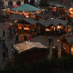Der Weihnachtsmarkt in Lüneburg vor dem historischem Rathaus.