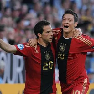 Gonzalo Castro (l.) und Mesut Özil