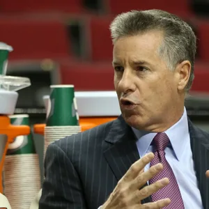 NBA-Geschäftsführer Neil Olshey im Gespräch vor einem Spiel