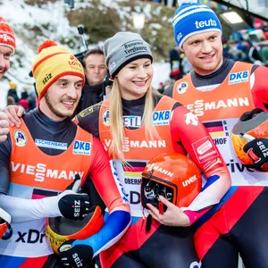 Felix Loch (r.) und Dajana Eitberger (2.v.r.)