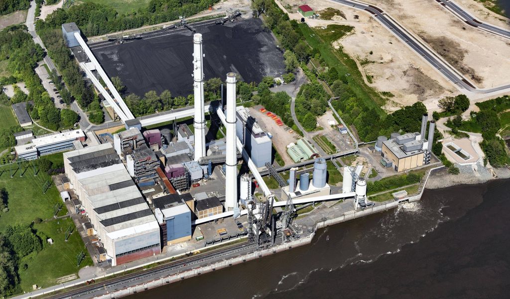 Luftbild des Steinkohlekraftwerks an der Elbe in Wedel