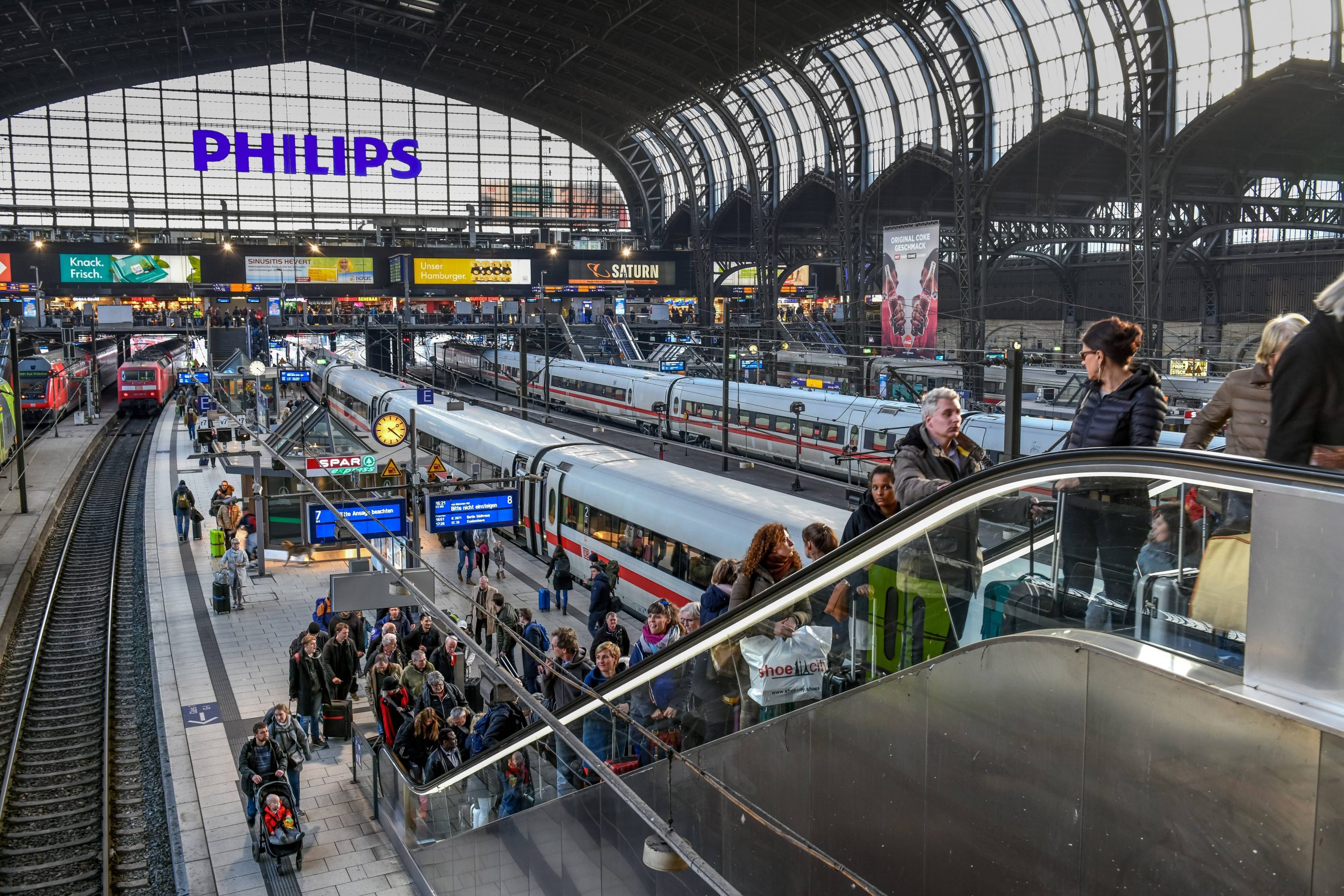 Passagiere am Bahnsteig am Hamburger Hauptbahnhof.