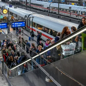 Passagiere am Bahnsteig am Hamburger Hauptbahnhof.