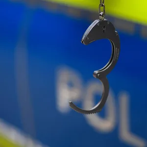 Handschellen der Polizei. (Symbolbild)