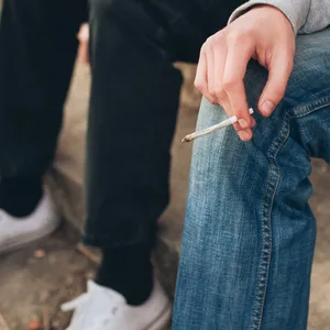 Jugendliche beim Drogenkonsum