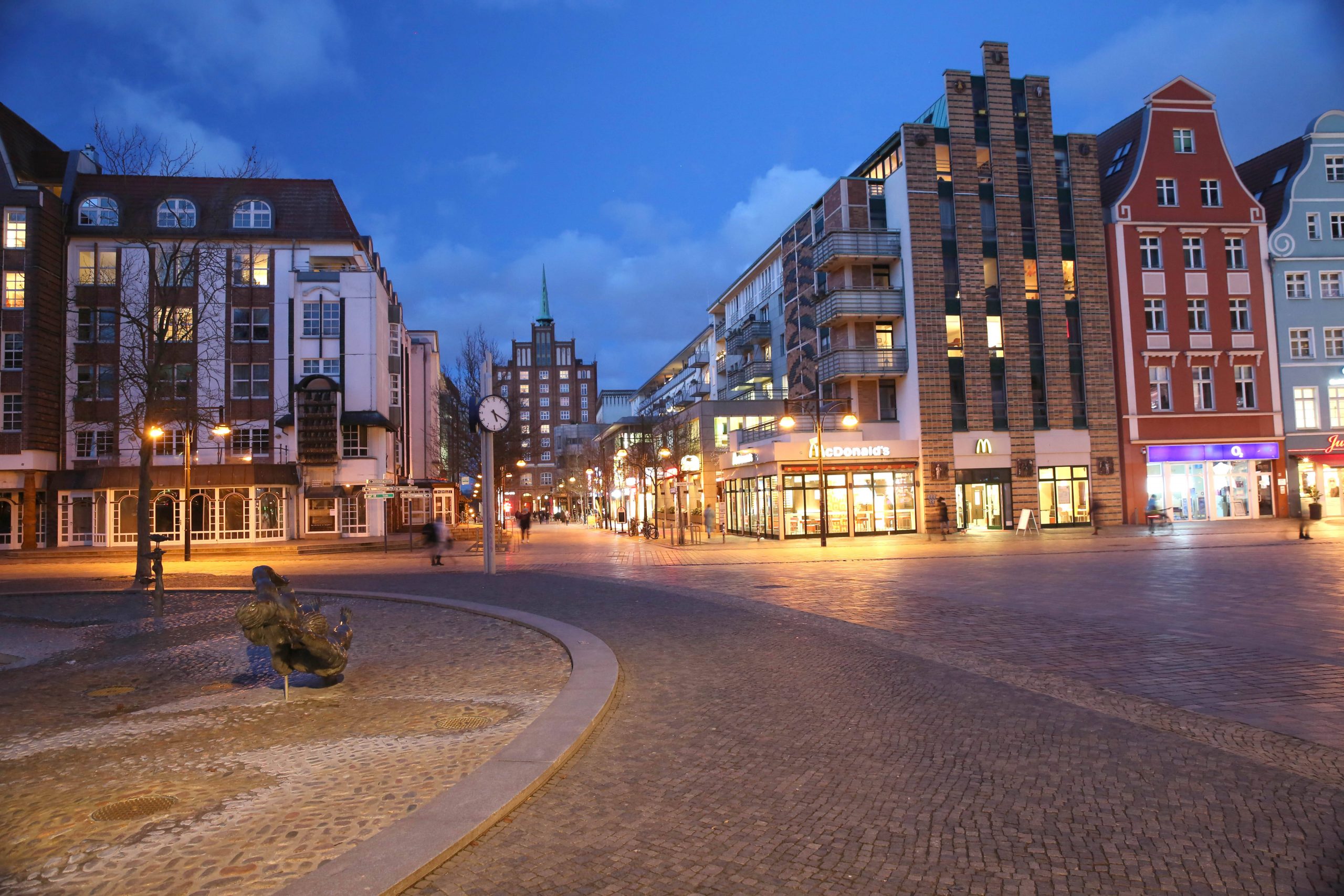 Abendlicher Blick auf das Stadtzentrum von Rostock.