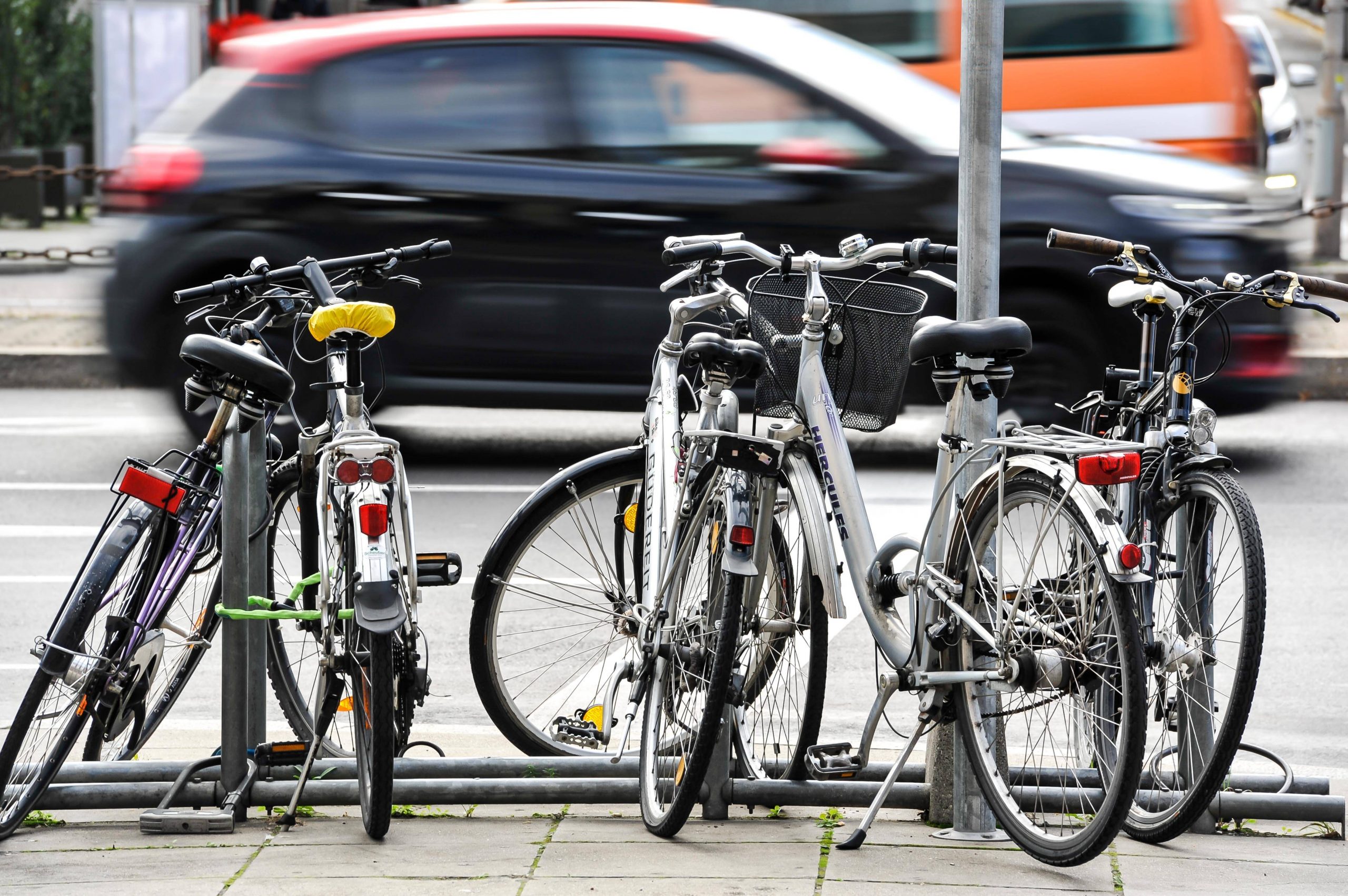 Symbolbild: Fahrradständer an einem Bahnhof