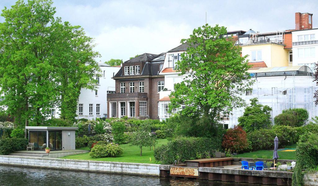 Stadtvillen an einem Alsterkanal in Hamburg
