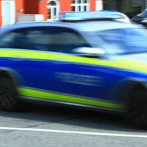 Ein Einsatzfahrzeug der Polizei Hamburg bei einem Einsatz.