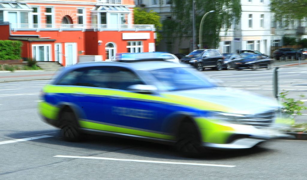 Ein Einsatzfahrzeug der Polizei Hamburg bei einem Einsatz.