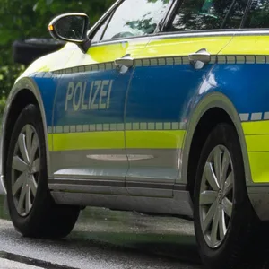 Die Polizei ist mit einem Großaufgebot in Altona. (Symbolbild)