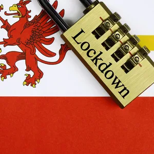 Länderfahne von Mecklenburg-Vorpommern und Schloss mit Lockdown Länderfahne von Mecklenburg-Vorpommern und Schloss mit dem Wort Lockdown darauf.
