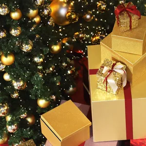 Weihnachtspäckchen vor einem Weihnachtsbaum dekoriert