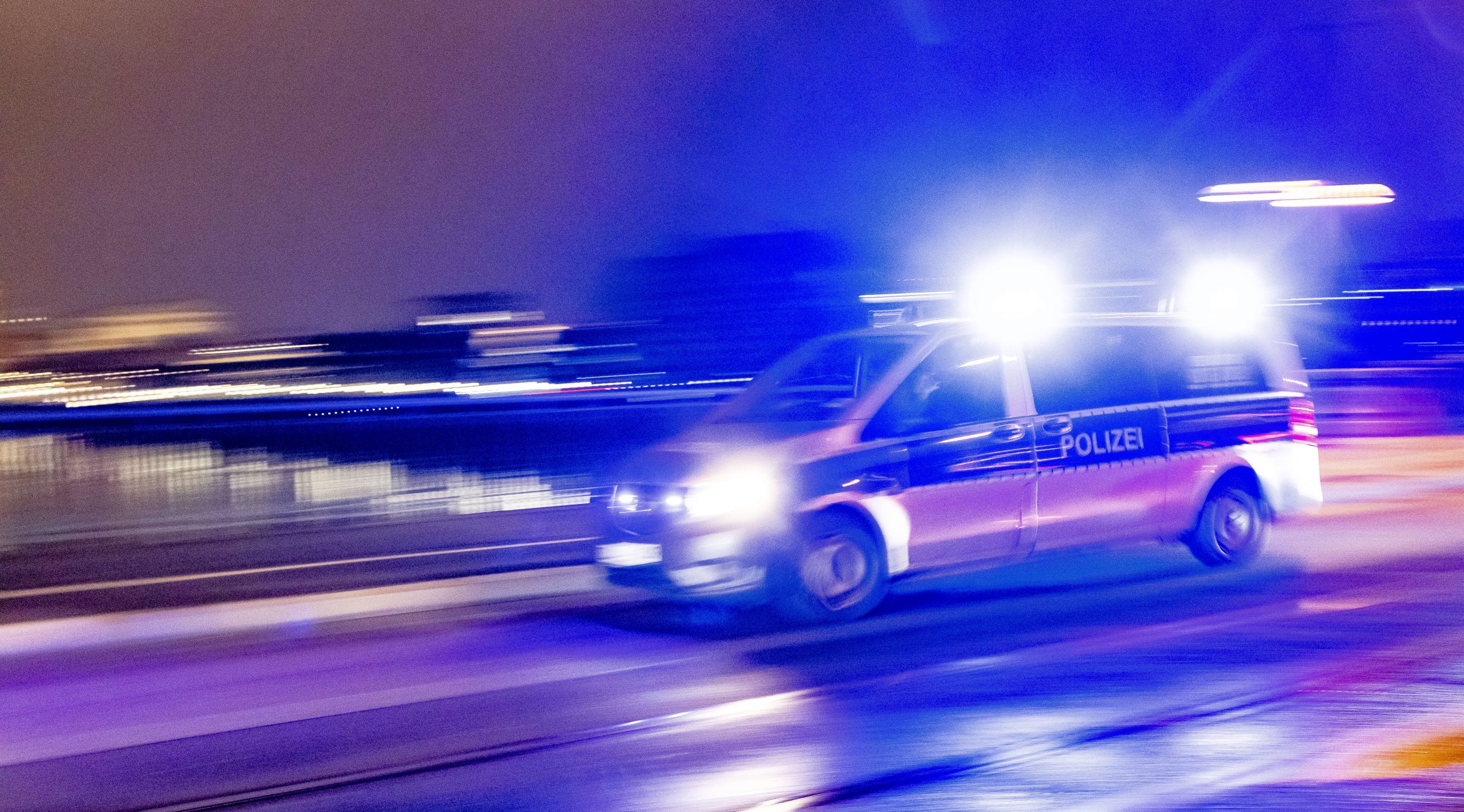 Polizeifahrzeug im Einsatz bei Nacht