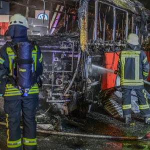 Der Linienbus ist komplett ausgebrannt.