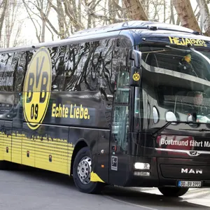 So sieht ein echter Bus von Borussia Dortmund aus.