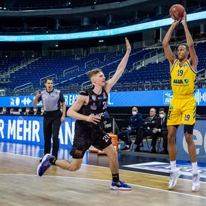 Towers-Spieler Justus Hollatz gegen Alba-Spieler Louis Olinde