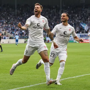 Auch beim Pokalspiel in Magdeburg legte Leart Paqarada (r.) für Guido Burgstaller auf.