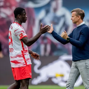 Brian Brobbey und Jesse Marsch von RB Leipzig