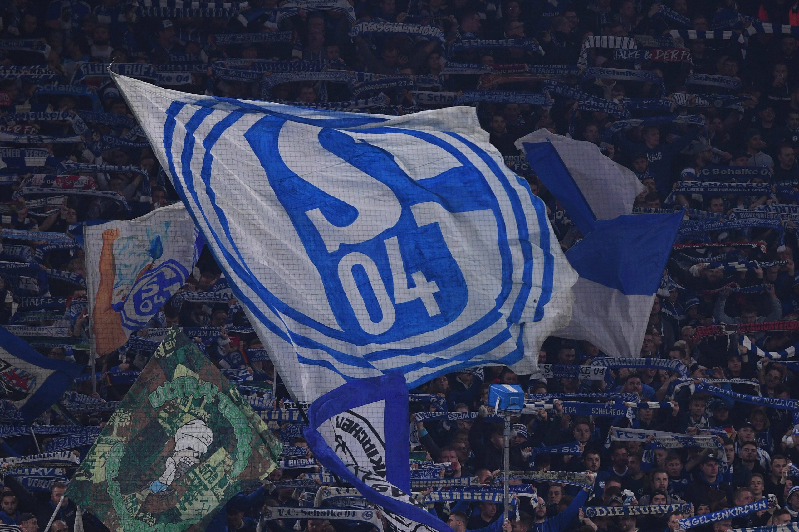 FC Schalke 04 Fans mit Fahne