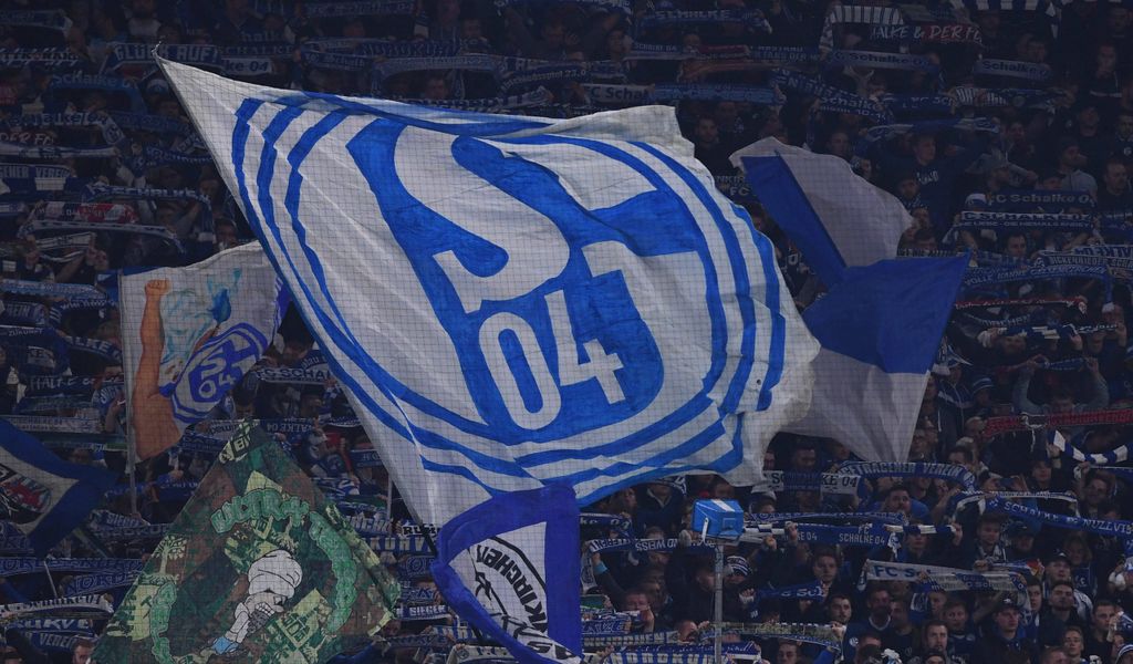 FC Schalke 04 Fans mit Fahne