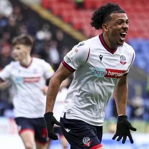 HSV-Leihgabe Xavier Amaechi (r.) spielt zurzeit für die Bolton Wanderers.
