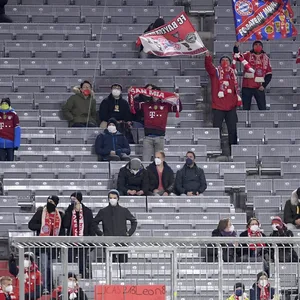 Fußballfans in der Allianz Arena während Corona