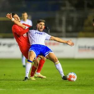 Ugur Ogulcan Tezel (l.) kollabierte nach dem Spiel gegen Jena.