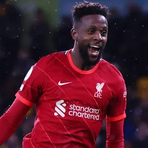 Origi (l.) feiert sein Tor mit Trent Anlexander-Arnold