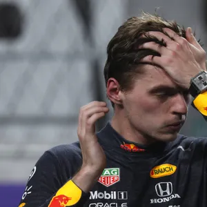 Max Verstappen kann sein Unglück nicht fassen.