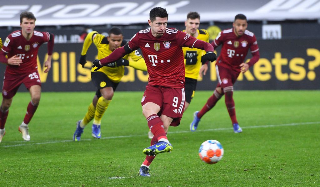 Robert Lewandowski verwandelt den Strafstoß zum Münchner Sieg in Dortmund.