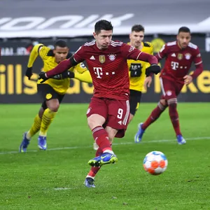 Robert Lewandowski verwandelt den Strafstoß zum Münchner Sieg in Dortmund.