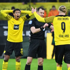 Jude Bellingham (l.) ist entsetzt über Schiedsrichter Felix Zwayer.