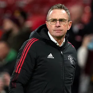 Ralf Rangnick mit Manchester United-Jacke.
