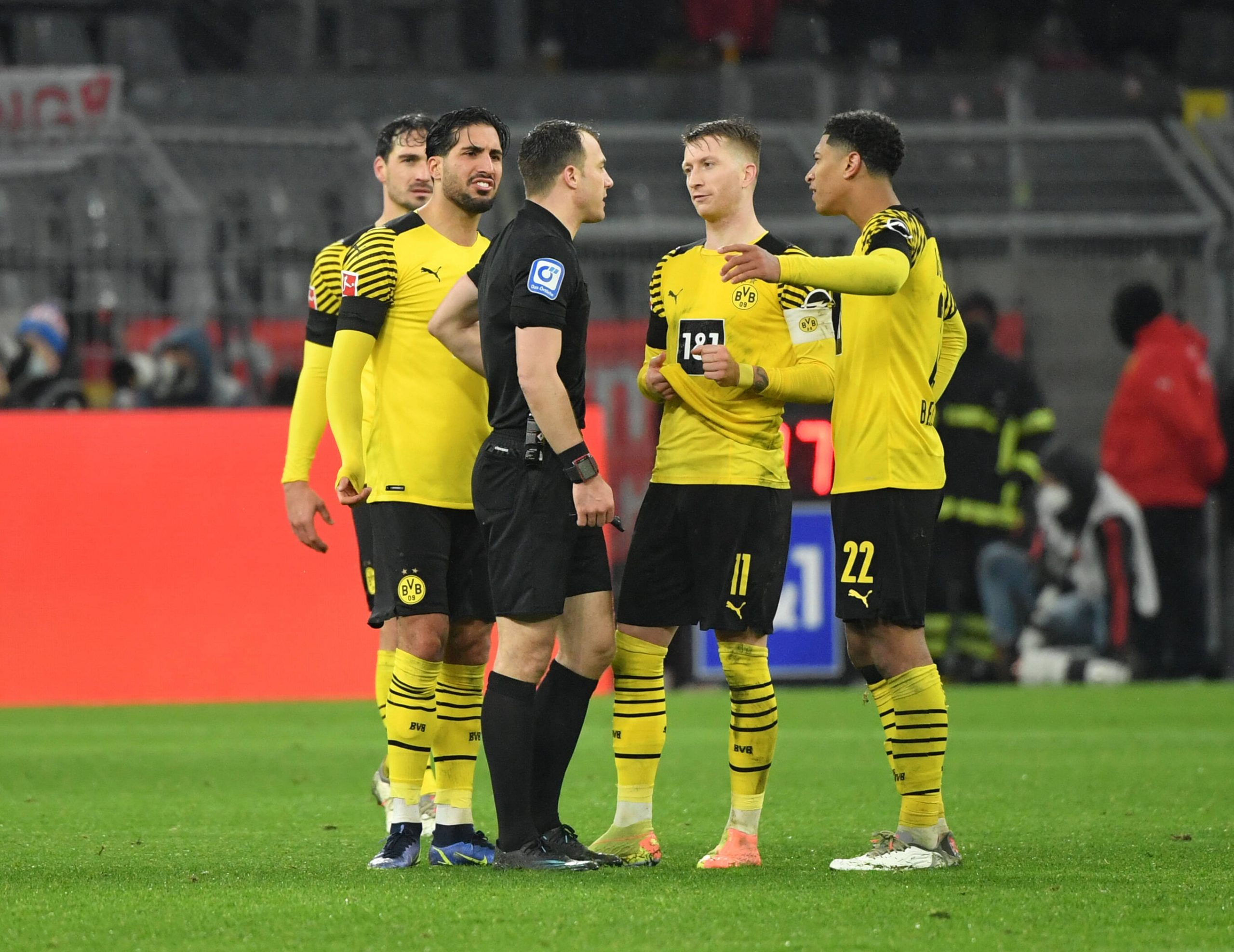 Schiedsrichter Felix Zwayer bei Borussia Dortmund